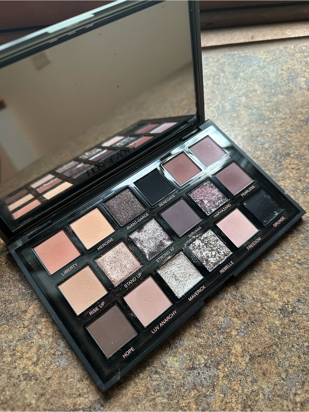 Huda Beauty Pretty Grunge Eyeshadow Palette